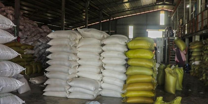 ရခိုင်ပြည်၊ စစ်တွေမြို့တွင် ထုတ်လုပ်နေသည့် ဆန်အိတ်များကို တွေ့ရစဉ်။