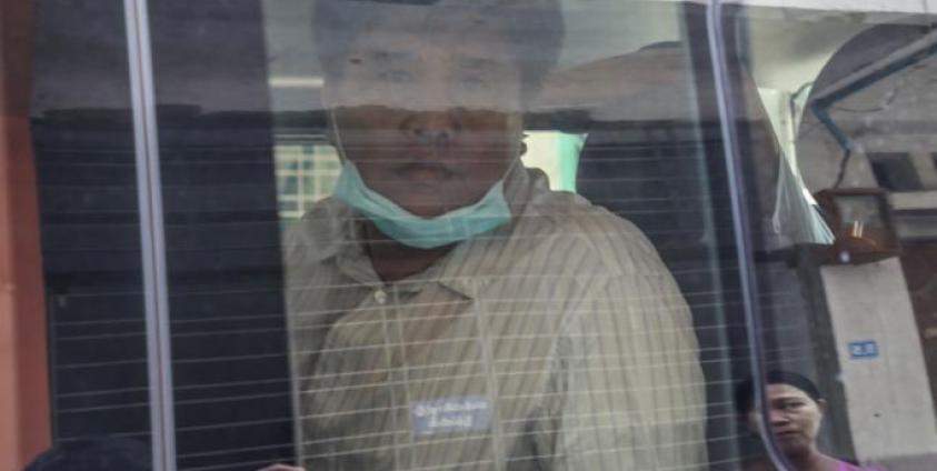 Voice of Myanmar (VOM) editor-in-chief Nay Myo Lin (C) sits in a vehicle as he is escorted from his home by the police to court in Mandalay on March 31, 2020. Photo: Zaw Zaw/AFP