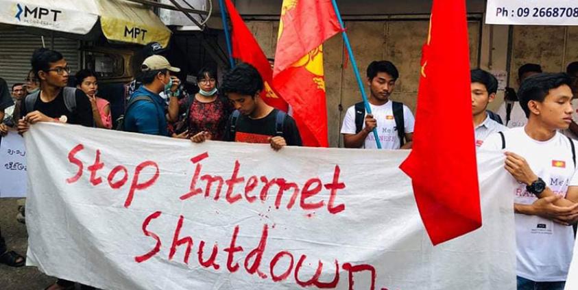 ရန်ကုန်မြို့တွင် ဖေဖော်ဝါရီလ ၂၃ ရက်နေ့က အင်တာနက်ပြန်ဖွင့်ပေးရန် တက္ကသိုလ်ကျောင်းသား၊ ကျောင်းသူများဆန္ဒပြနေစဉ်။  ဓာတ်ပုံ-ရက္ခိုင်ကျောင်းသားများသမဂ္ဂ(တက္ကသိုလ်များ-ရန်ကုန်)
