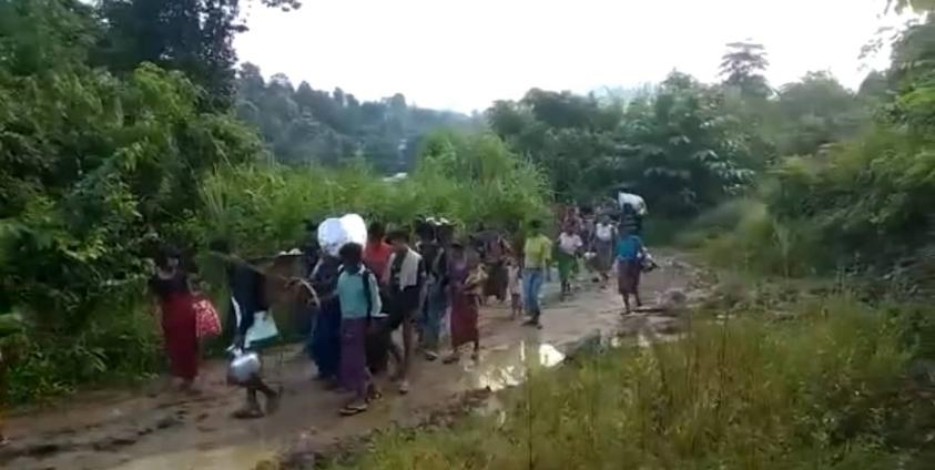 အိန္ဒိယနယ်စပ်သို့ မြိတ်ဝကျေးရွာသား ထွက်ပြေးနေစဉ်။ (Photo– AA Info Desk)