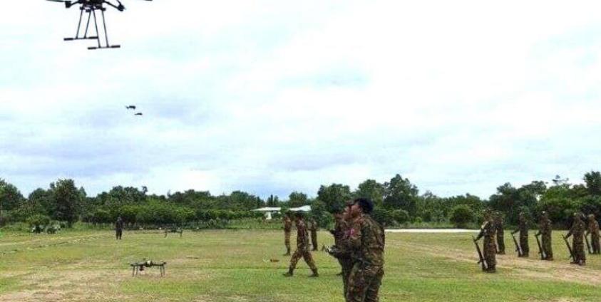 ဒရုန်း လေ့ကျင့်ရေးလုပ်နေကြသည့် စစ်ကောင်စီတပ်ဖွဲဝင်များ။