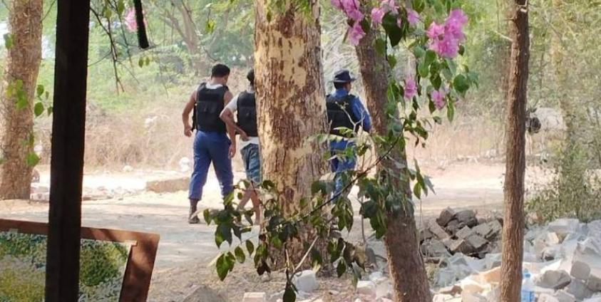 စစ်ကိုင်းမြို့ရှိ မြို့ပေါ်ရပ်ကွက်နှစ်ခုတွင် ယနေ့ ဧပြီ ၁ ရက်၌ ငလျင်ဘေးသင့်ဒေသခံများအတွက် လာရောက်လှူဒါန်းသည့်ပစ္စည်းများကို စစ်ကောင်စီလက်အောက်ခံ ရဲနှင့်ပျူစောထီးများက လာရောက်ယူဆောင်သွားသည်ဟု ဒေသခံများကပြောသည်။ ဓာတ်ပုံ – CJ