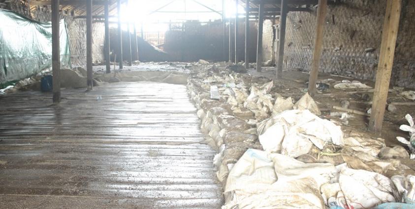 ပငဆားဂိုထောင်တစ်ခုမှ ရေမြုပ်ပြီးလက်ကျန်ဆားအိတ်များ(ဓါတ်ပုံ -MNA)