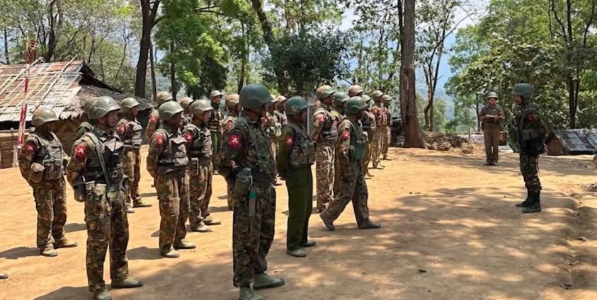 ရှေ့တန်းတစ်နေရာမှာ မြင်တွေ့ရတဲ့စစ်ကောင်စီတပ်များ(ပုံဟောင်း)