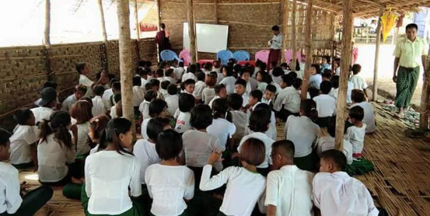 စာသင်ချင်လွန်း၍ ရွာကျောင်းကိုလာကြသော်လည်း ဆရာ ဆရာမ မရှိ၍ စာမသင်ကြားရဘဲ ဖြစ်နေကြသည့် ဝဘော်ကြီးရွာသစ်မှ ကလေးငယ်များကို တွေ့ရစဉ်။