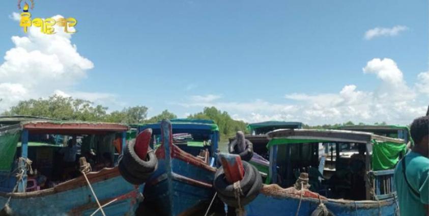 ရေချမ်းပြင်- အငူမော်ရေလမ်းကြောင်းကို ပိတ်ထား၍ ဆိုက်ကပ်ထားရသည့် ကူးတို့စက်လှေများကိုတွေ့ရစဉ်