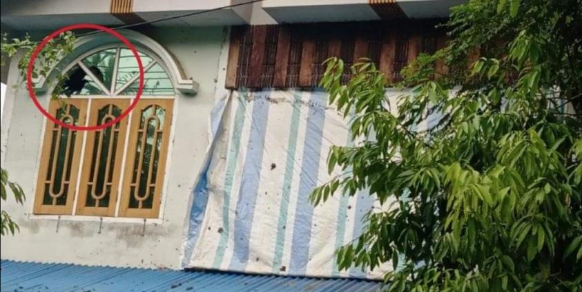 မြောက်ဦးမြို့က လက်နက်ကြီးကျည်ကျစများ၊ ကျည်ဆံများ ထိမှန်ခဲ့သည့် နေအိမ်အချို့ကိုတွေ့ရစဉ်