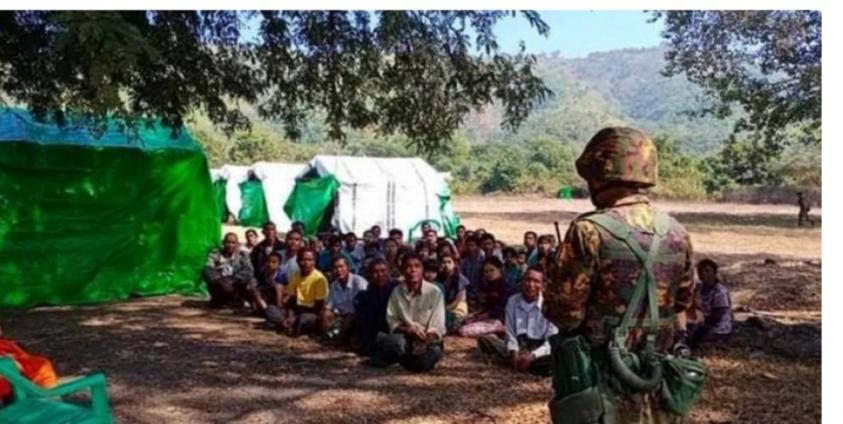 ဓာတ်ပုံ- မြေပုံမြို့နယ် စညင်းစစ်ဘေးရှောင်စခန်းကို စစ်သားများ ဝင်ရောက်စစ်ဆေးနေပုံဖြသည်။ ဓာတ်ပုံဟောင်း