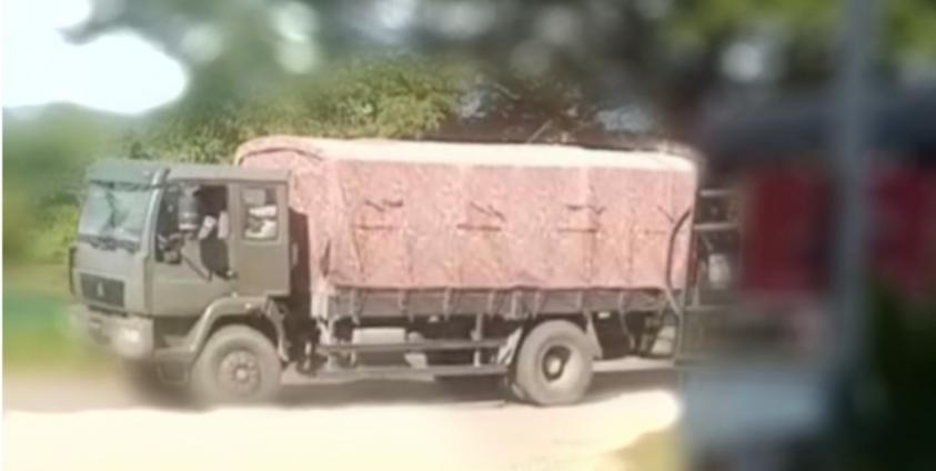 ဓာတ်ပုံ- ယမန်နေ့ အောက်တိုဘာ ၁၃ ရက်နေ့က အမ်းမြို့ကို ရောက်ရှိလာသည့် စစ်ကောင်စီ စစ်ကားများကိုတွေ့ရစဉ်