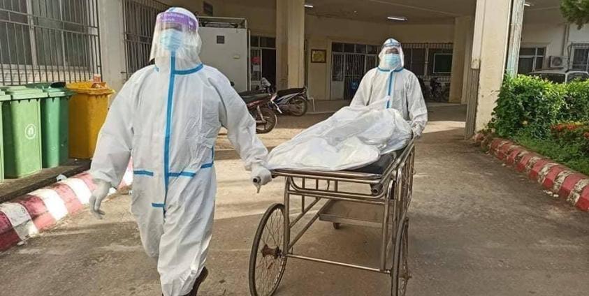 တာချီလိတ်နာရေးကူညီမှုအသင်း – တာချီလိတ်တွင် ကိုဗစ်ကြောင့်သေဆုံးသူအလောင်းအား ပရဟိတအဖွဲ့က ပို့ဆောင်သဂြိုဟ်ပေးနေစဉ်