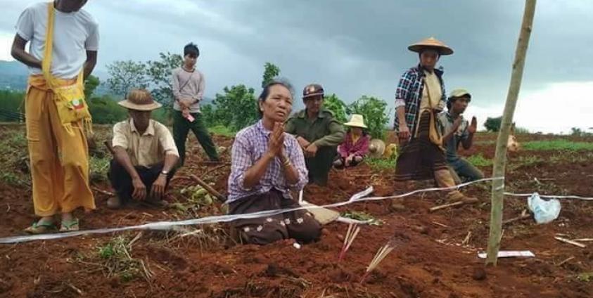 စစ်တပ်မှ ခြံစည်းရိုးခတ်သည့် နေရာတွင် ကျောက်မဲကြီး ကျေးရွာမှ ဒေသခံများ ဆုတောာင်းမေတ္တာပို့သ