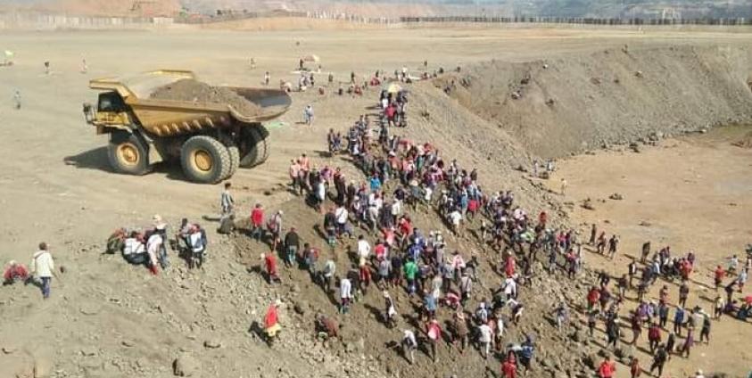 ဖားကန့်မြို့နယ်အတွင်းမှာ စွန့်ပစ်မြေဇာတွင် ကျောက်စိမ်းရှာဖွေနေသည့် ရေမဆေးသမားများ/Credit 