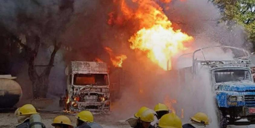 မြစ်ကြီးနားမြို့ရှိ ဆီခြံမီးလောင်မှုကို ငြိမ်းသတ်နေကြစဉ်/ Credit