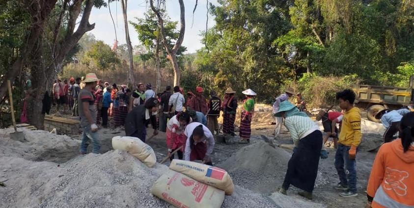 Photo by Nang Eaindray May — တံတား တည်ဆောက်ရာတွင် တပိုင်တနိုင် ကူညီပေးနေသည့် ဒေသခံများ