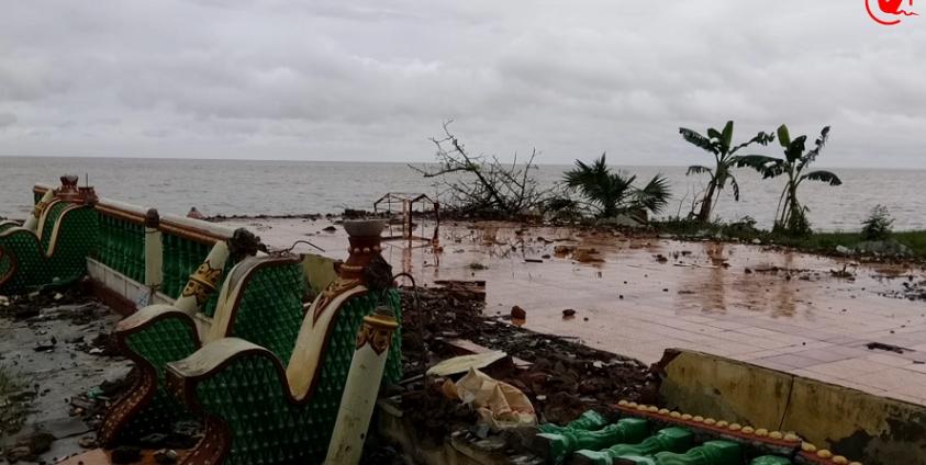 စစ်တောင်းမြစ်ကမ်းပါးရှိ ပြိုကျနေသည့် သာသနာ့အဆောက်အဦတစ်ခု(photo:MNA)