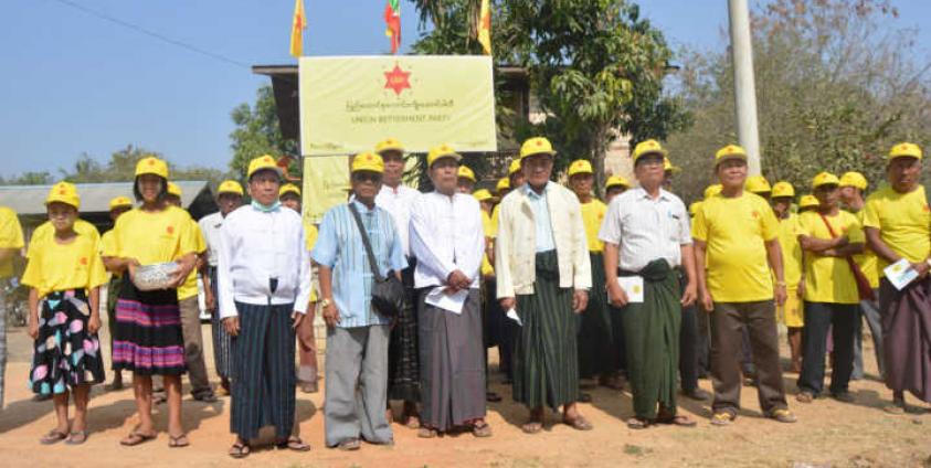 ဒီးမော့ဆိုမြို့နယ် မြို့မရပ်ကွက်တွင် ပါတီဆိုင်းဘုတ်တင် အခမ်းအနား မတ်လ ၂၁ ရက်နေ့က ပြုလုပ်ခဲဲ့စဉ်။