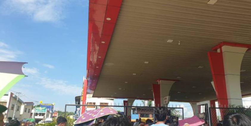 ကားကြီးဝင်းအတွင်းက ဇေယျာမင်း စက်သုံးဆီဆိုင်တွင် တန်းစီဝယ်ယူနေကြစဉ်။