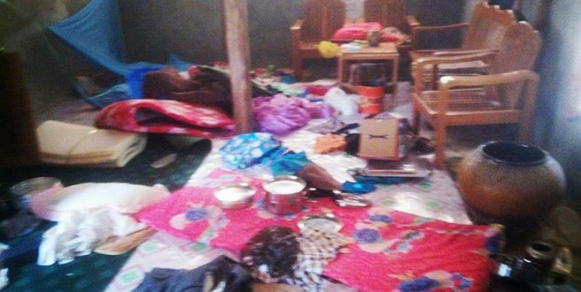 ၀မ့်စန့်ဟန်ရွာအတွင်း အိမ်ရှင်မရှိသည့်အိမ်များအားအစိုးရစစ်တပ်မှ ၀င်ရောက်မွှေနှောက်ထားသည်ကိုတွေ့ရစဉ်