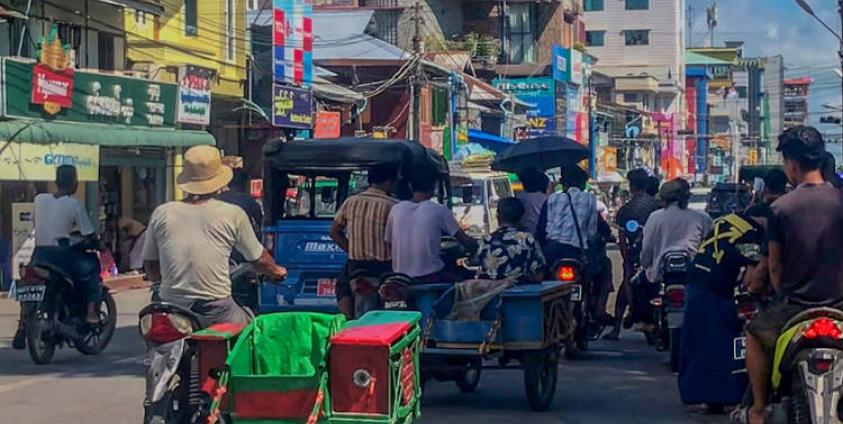 စစ်တွေမြို့တွင်းတစ်နေရာတွင် သွားလာနေသည့် ဘေးတွဲဆိုင်ကယ်အချို့ကို တွေ့ရစဉ်။