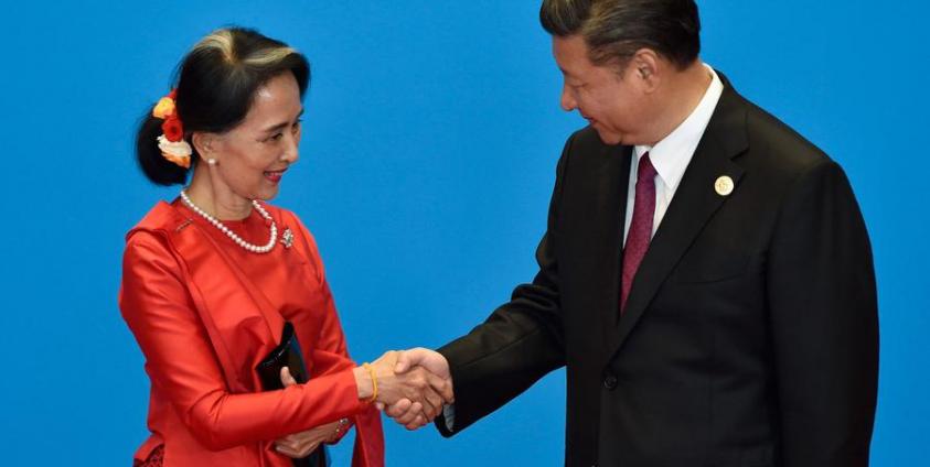 ၂၀၁၇ ခုနှစ်က ဘေကျင်းတွင်ပြုလုပ်သည့် ရပ်ဝန်းနှင့်လမ်းစီမံကိန်းဆွေးနွေးပွဲတွင် တရုတ်သမ္မတရှီကျင့်ဖျင် နှင့် မြန်မာနိုင်ငံ၏ နိုင်ငံတော်အတိုင်ပင်ခံပုဂ္ဂိုလ် ဒေါ်အောင်ဆန်းစုကြည်တို့ကိုတွေ့ရစဉ်။ (ဓာတ်ပုံ - AFP)