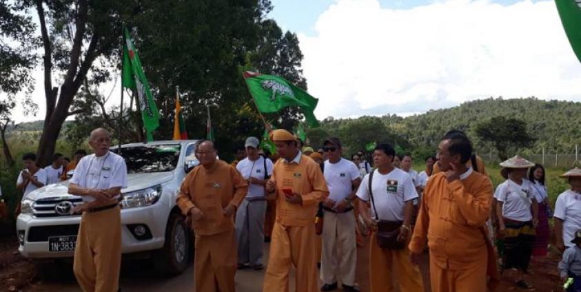 ကြားဖြတ်ရွေးကောက်ပွဲအတွက် ရှမ်းတိုင်းရင်းသားများ ဒီမိုကရက်တစ်ပါတီ SNDP ဥက္ကဌ စိုင်းအိုက်ပေါင်းကိုယ်တိုင် လဲချားမြို့တွင်ကွင်းဆင်းမဲဆွယ် (photo/SNLD)