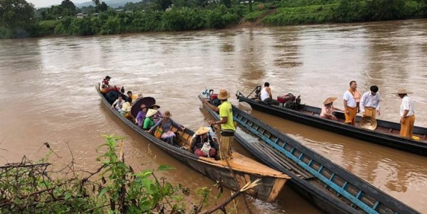 SNLD လွှတ်တော်ကိုယ်စားလှယ်အဖွဲ့ အထက်ရဲရွာရေအားလျှပ်စစ်စီမံကိန်းကြောင့်ထိခိုက်နစ်နာမည့် နားမခေါ်ရွာသားများအားသွားရောက်တွေ့ဆုံပြီး နမ္မတူမြစ်ကမ်းတလျှောက် ဒေသခံများ၏လယ်ယာမြေများအားသွားရောက်ကြည့်ရှုစဉ် ( Photo by SNLD)