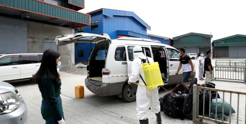 Volunteers from KsC19PN help accepting home returning workers from China on April 20, 2020. Photo: Seng Nu Pan/ KsC19PN.