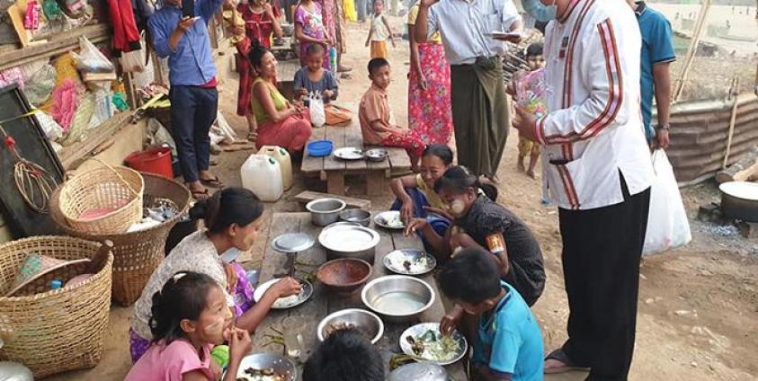 ပလက်ဝဒေသမှ တိုက်ပွဲရှောင်များကို အားပေးစကားပြောနေသော ဝန်ကြီး ဦးစိုးထက် (ပုံ- Soe Htet fb)