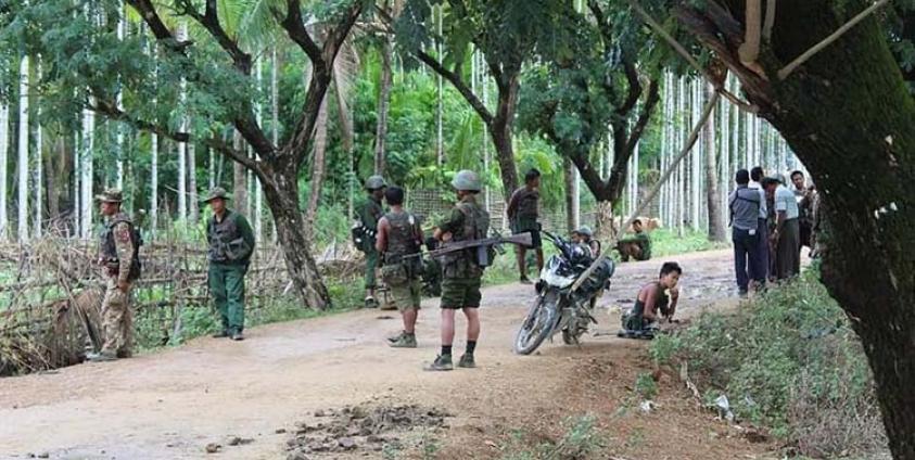 ရခိုင်တွင် စစ်ရေးပဋိပက္ခကာလက ကျေးရွာများအတွင်း သွားလာလှုပ်ရှားနေသော မြန်မာစစ်တပ်၏ တပ်ဖွဲ့ဝင်များအားတွေ့ရစဉ်။