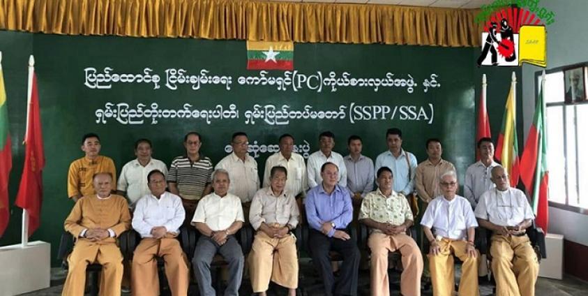 ၀မ့်ဟိုင်းဌာနချုပ်တွင်ကျင်းပသော တွေ့ဆုံဆွေးနွေးမှုအပြီး ငြိမ်းချမ်းရေးကော်မရှင်PC နှင့် သျှမ်းပြည်တိုးတက်ရေးပါတီမှကိုယ်စားလှယ်များစုပေါင်းဓါတ်ပုံရိုက်ကြစဉ်