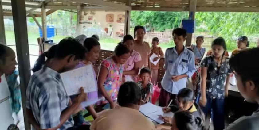 တန်ခိုးဆရာထွန်း အခမဲ့ပညာရေးစင်တာက အခမဲ့ ပညာသင်ပေးနိုင်ရန် ရပ်ရွာများနှင့် စစ်ဘေးရှောင်စခန်းအလိုက် စစ်တမ်းကောက်ယူနေစဉ်။