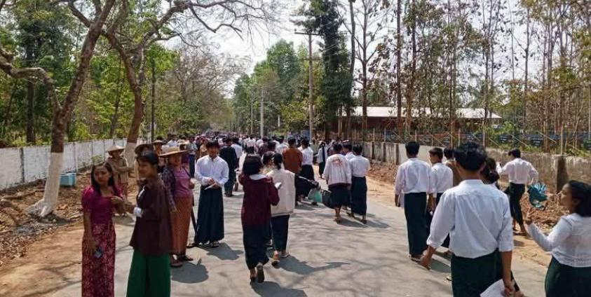 ဟုမ္မလင်းစာစစ်ဌာနမှ စာမေးပွဲဖြေဆိုပြီးပြန်လာသည့် ကျောင်းသားများကိုတွေ့ရစဉ် / Credit