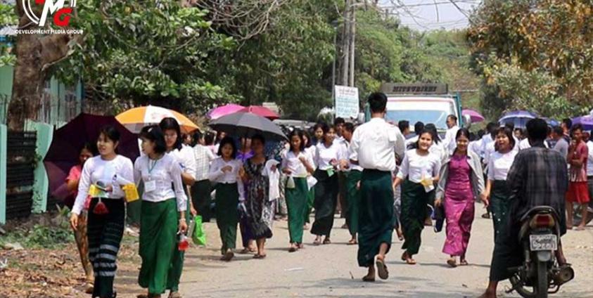 စစ်တွေမြို့တွင် ၂၀၂၂-၂၀၂၃ ပညာနှစ်အတွင်း စာမေးပွဲဖြေဆိုပြီး ပြန်လာသည့် ကျောင်းသား/ သူများအား တွေ့ရစဉ်။