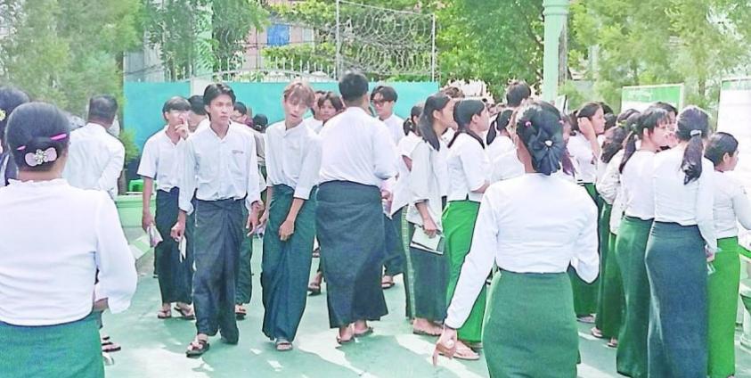 မန္တလေးတွင် ဇွန် ၁၆ ရက်နေ့၌ တက္ကသိုလ်ဝင်စာမေးပွဲ ပြန်လည်ဖြေဆိုနေသည့် ကျောင်းသူ/ကျောင်းသားများ။