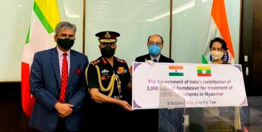 အိန္ဒိယက အကူအညီပေးသည့် ကိုဗစ်ကုသဆေးအား နိုင်ငံတော်၏အတိုင်ပင်ခံပုဂ္ဂိုလ် ဒေါ်အောင်ဆန်းစုကြည် အောက်တိုဘာ ၅ ရက်နေ့က တွေ့ဆုံမှုအတွင်း လက်ခံရယူနေသည်ကို တွေ့ရစဉ်။ (ဓာတ်ပုံ - Embassy of India in Yangon)