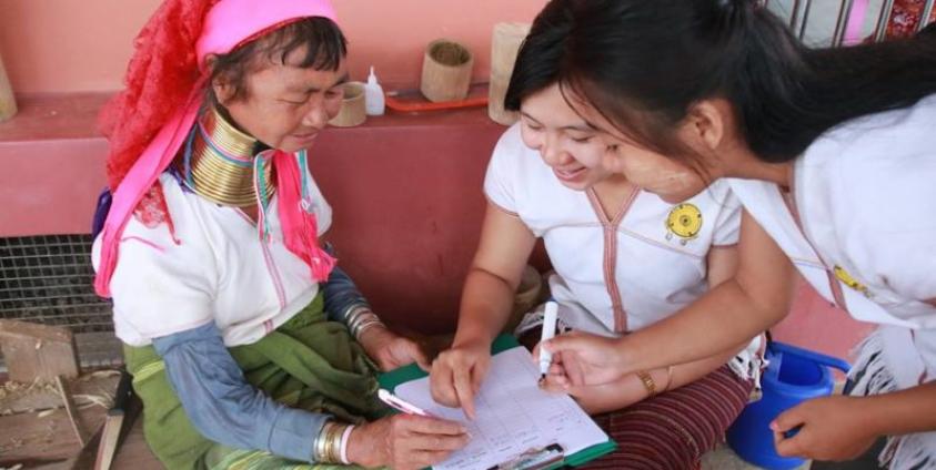 ဗိုလ်​ချုပ်​​ကြေးရုပ်​အား ကန်​့ကွက်​​ကြောင်​း လူထုသ​ဘောထားများကို ဇူလိုင်​ ၁၆ ရက်နေ့က လိုက်လံ​ကောက်​ယူ​​နေစဉ်(ဓါတ်ပုံ-ကယန်းမျိုးဆက်သစ်လူငယ်-KNGY)