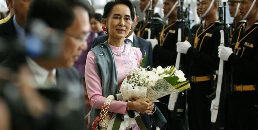 ၂၀၁၆ ခုနှစ်၊ ဇွန်လ ၂၃ ရက်နေ့က ထိုင်းနိုင်ငံ၊ သုဝဏ္ဏဘူမိ လေဆိပ်သို့ ရောက်ရှိလာသော နိုင်ငံတော် အတိုင်ပင်ခံပုဂ္ဂိုလ် ဒေါ်အောင်ဆန်းစုကြည် (ဓာတ်ပုံ - EPA) 