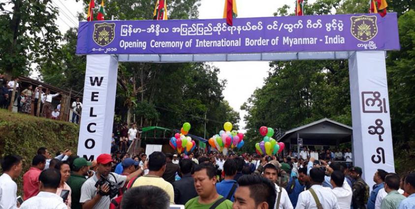 မြန်မာ-အိန္ဒိယ နှစ်နိုင်ငံနယ်စပ်ရှိ တမူး-မိုးရေး နှင့် ရိခေါဒေါ(ရ်)-ဇိုခေါသာ(ရ်)တို့တွင် အပြည်ပြည်ဆိုင်ရာ ဝင်၊ထွက်ဂိတ်များ တပြိုင်နက် ဖွင့်လှစ်ခဲ့ခြင်း ဖြစ်သည်။ရိခေါဒေါ(ရ်)-ဇိုခေါသာ(ရ်)တို့တွင် နယ်စပ်ဂိတ်ဖွင့်လှစ်စဉ်။ (Photo- India Embassy)
