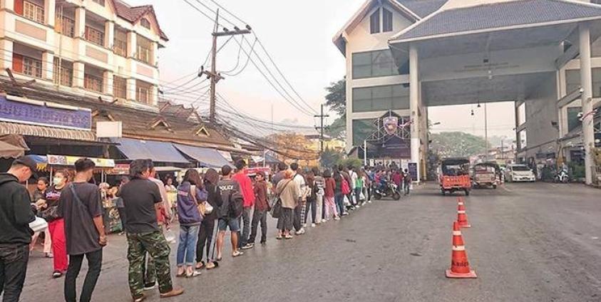 တာချီလိတ်−မယ်ဆိုင် နယ်စပ်ဂိတ်မှတဆင့် ၂၀၁၉ ခုနှစ် သင်္ကြန်ကာလက နေရပ်ပြန်နေကြသည့် ထိုင်းရောက် ရွှေ့ပြောင်းမြန်မာများ။ (ဓာတ်ပုံ − U Htun Maesai)