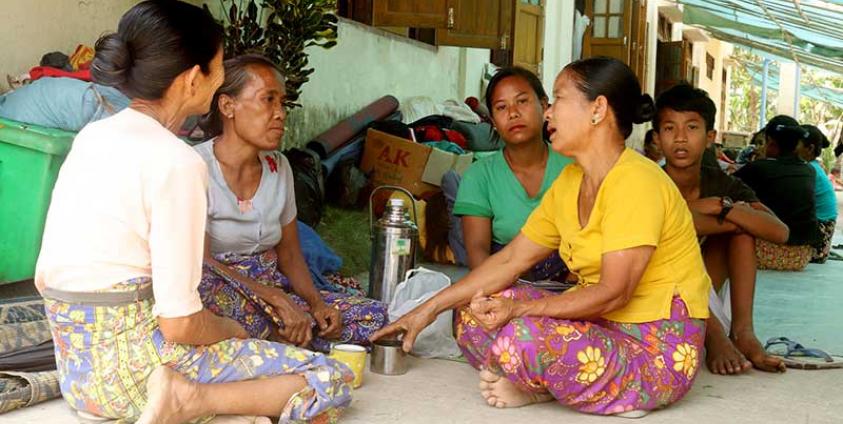 တိမ်ညိုစစ်ဘေးရှောင်စခန်းမှ နေအိမ်များ မီးလောင်သွားသည့် ဒုက္ခသည်မိသားစုဝင်များအား တွေ့ရစဉ်။ (ဓါတ်ပုံ - R002)