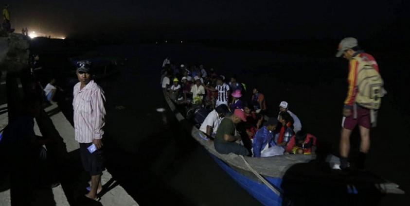 ၂၀၁၇ ခုနှစ် ဇွန် ၆ရက်ကမ့်ကွမ်းချောင်းဝ မှ စစ်ပြေးရှောင်များကို လှေများဖြင့် ခေါ်ဆောင်စဉ်။ Photo Credit - Hkun Awng Nlam/Facebook