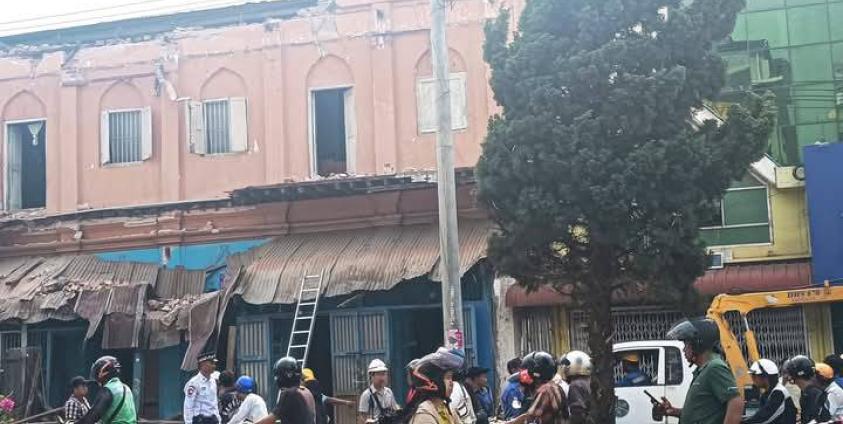 ငလျင်ဒဏ်သင့်သည့် တောင်ကြီးမြို့ထဲက အဆောက်အဉီး။