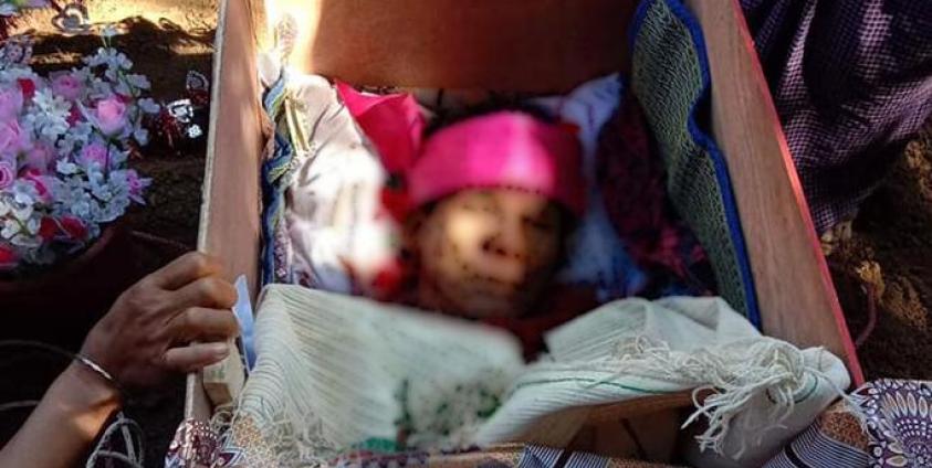 AA အဖွဲ့ ဖမ်းဆီးခံရပြီး သေဆုံးသွားသည့် ကျောင်းဆရာ ဦးအာဗေလ ရုပ်အလောင်းကို တွေ့ရစဉ်။ ဓာတ်ပုံ- Khumiland News (fb)