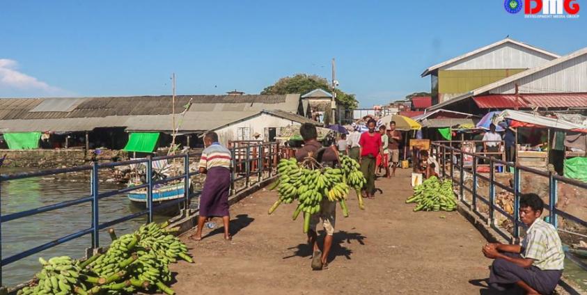 စစ်တွေဈေးကြီး ဆိပ်ကမ်းက အလုပ်သမားများကို နေပူထဲတွင် တွေ့ရစဉ်။ ဓာတ်ပုံ- DMG