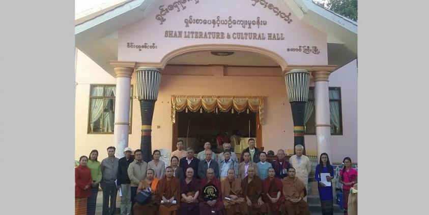 တောင်ကြီးမြို့ သျှမ်းစာပေနှင့်ယဉ်ကျေးမှုအသင်းရုံးတွင်ပြုလုပ်ကျင်းပသော သျှမ်းပြည် ဒေသန္တရ ပညာရေးကော်မတီဖွဲ့စည်းရေးအစည်းအဝေးတက်ရောက်သူများ (photo/Noon Mo)