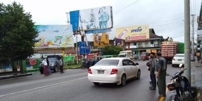 သထုံမြို့မှာ စစ်ကောင်စီ တပ်ဖွဲ့ဝင်တွေ စစ်ဆေးနေစဥ်