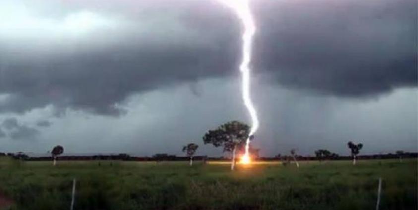 ကြောက်မက်ဖွယ်ရာ မိုးကြိုးပစ်သည့် မြင်ကွင်းတစ်ခု (ဓါတ်ပုံ - အင်တာနက်)