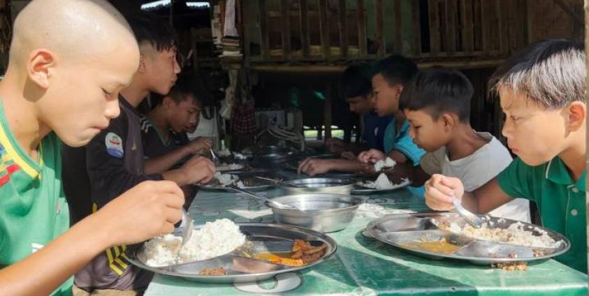 ကချင်ပြည်နယ် မြစ်ကြီးနားမြို့နယ် ရှဒေါင်ရွာမှာ ဖွင့်လှစ်ထားသည့် မေတ္တာပျိုးခင်း မိဘမဲ့ဂေဟာမှ ကလေးငယ်တွေကို ၂၀၂၂ ခုနှစ် ဧပြီ ၂၄ ရက်နေ့တွင် တွေ့ရစဥ် ( RFA)