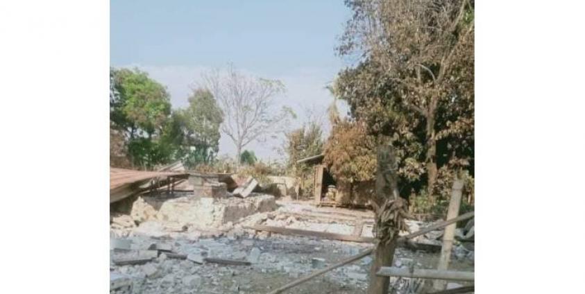 စစ်ကောင်စီရဲ့ အကြမ်းဖက်တိုက်ခိုက်မှုကြောင့် ပျက်စီးသွားသော ကရင်နီပြည်နယ်က နေအိမ်တခုပုံ