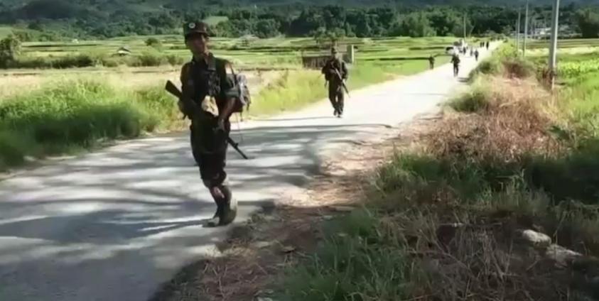 ဓါတ်ပုံ။ သျှမ်းပြည်မြောက်ပိုင်းအတွင်း ကားလမ်းမပေါ်တစ်နေရာ TNLA စစ်ကြောင်း တွေ့ရစဥ်